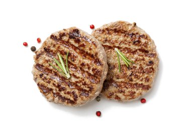 Izgara burger eti beyaz arka planda izole, üst manzara.