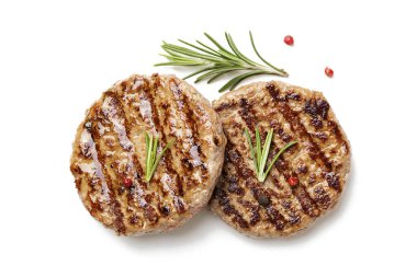 Izgara burger eti beyaz arka planda izole, üst manzara.
