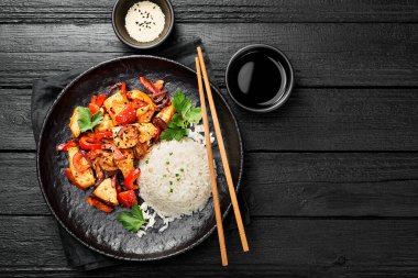 Bir tabak Asya yemeği, tavuklu pilav ve sebze. .