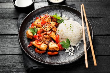 Bir tabak Asya yemeği, tavuklu pilav ve sebze. .