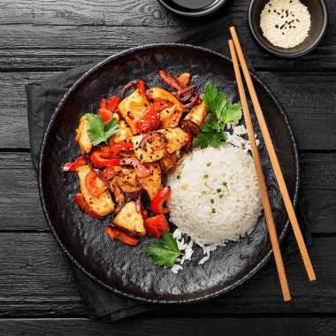 Bir tabak Asya yemeği, tavuklu pilav ve sebze. .