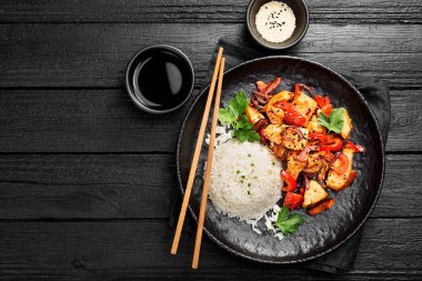 Bir tabak Asya yemeği, tavuklu pilav ve sebze. .