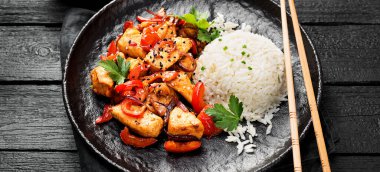 Bir tabak Asya yemeği, tavuklu pilav ve sebze. .