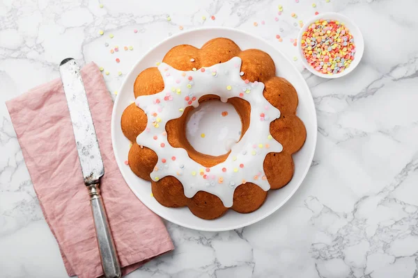 Bundt Tårta Med Socker Glasyr Och Dekorationer Grå Marmor Bakgrund — Stockfoto