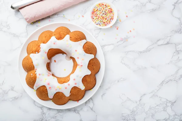 Gâteau Bundt Avec Glaçure Sucre Décorations Sur Fond Marbre Gris — Photo