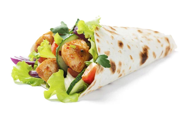 Tortilla Wrap Met Gebakken Kippenvlees Groenten Geïsoleerd Witte Achtergrond — Stockfoto