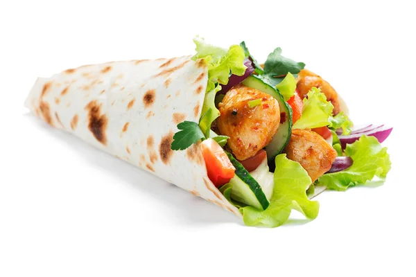 Tortilla Wrap Met Gebakken Kippenvlees Groenten Geïsoleerd Witte Achtergrond — Stockfoto