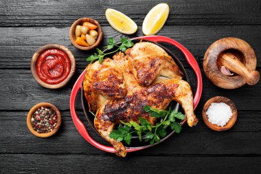 Siyah ahşap kaplama soslu ızgara Tabaka tavuğu..