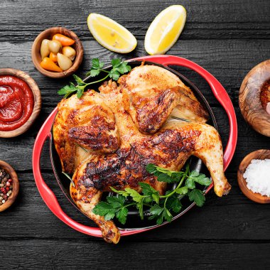 Siyah ahşap kaplama soslu ızgara Tabaka tavuğu..