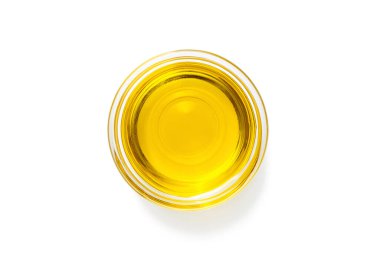 Beyaza izole edilmiş zeytinyağlı kase.