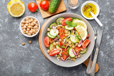 Nohut salatası, domates, salatalık ve yeşillik. Beslenme yemeği. Vegan salatası.