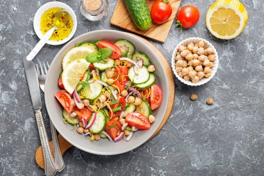 Nohut salatası, domates, salatalık ve yeşillik. Beslenme yemeği. Vegan salatası.