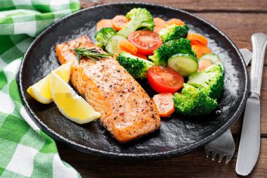 Brokoli ve sebzeli fırında somon filetosu..