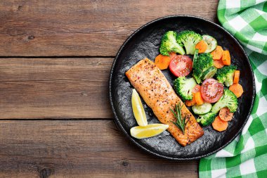 Brokoli ve sebzeli fırında somon filetosu..