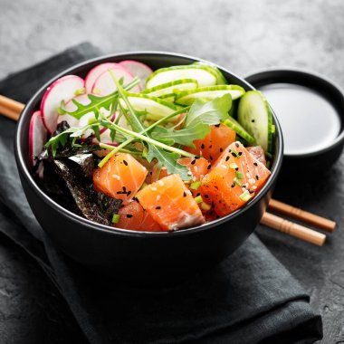 Pirinç, turp, salatalık, domates, susam ve yeşil soğanlı somon balığı..