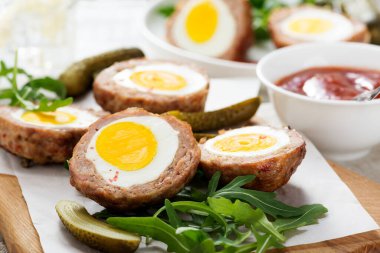 Haşlanmış yumurtayla doldurulmuş kıymalı köfte..