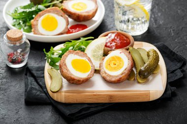 Haşlanmış yumurtayla doldurulmuş kıymalı köfte..