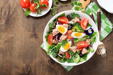 Marul, kirazlı domates, yumurta ve zeytinli ton balığı salatası..