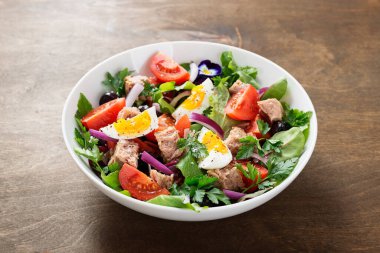 Marul, kirazlı domates, yumurta ve zeytinli ton balığı salatası..