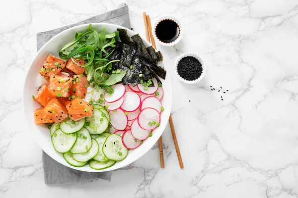 Poke Bowl Saumon Avec Riz Radis Concombre Tomate Graines Sésame — Photo