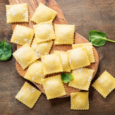 Tahta masada İtalyan mantısı pişirme işlemi.