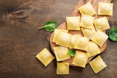 Tahta masada İtalyan mantısı pişirme işlemi.