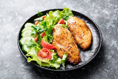 Izgara tavuk göğsü. Kızarmış tavuk filetosu ve taze sebze salatası. .