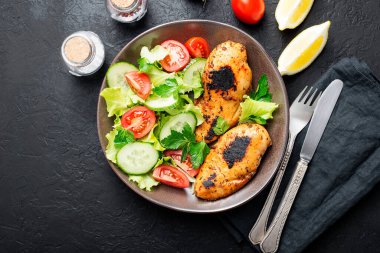 Izgara tavuk göğsü. Kızarmış tavuk filetosu ve taze sebze salatası. .