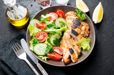Izgara tavuk göğsü. Kızarmış tavuk filetosu ve taze sebze salatası. .