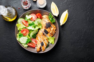 Izgara tavuk göğsü. Kızarmış tavuk filetosu ve taze sebze salatası. .