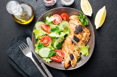 Izgara tavuk göğsü. Kızarmış tavuk filetosu ve taze sebze salatası. .