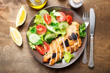 Izgara tavuk göğsü. Kızarmış tavuk filetosu ve taze sebze salatası. .