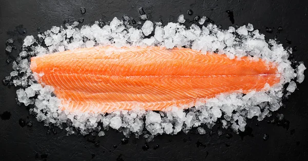 Filete Fresco Pescado Salmón Crudo Sobre Hielo Sobre Fondo Piedra — Foto de Stock