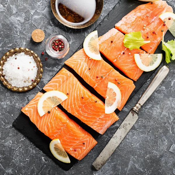 Filete Salmón Crudo Ingredientes Para Cocinar Sobre Fondo Oscuro —  Fotos de Stock