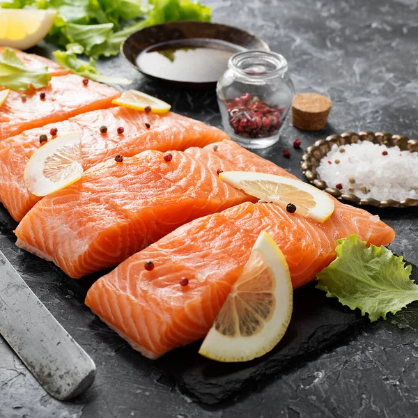 Filete Salmón Crudo Ingredientes Para Cocinar Sobre Fondo Oscuro —  Fotos de Stock