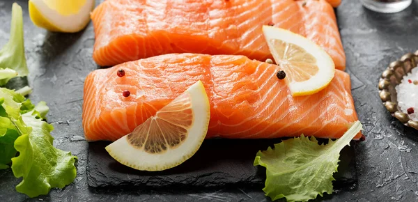 Filete Salmón Crudo Ingredientes Para Cocinar Sobre Fondo Oscuro —  Fotos de Stock