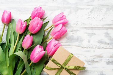 Taze pembe laleler. Beyaz arka planda bir buket bahar çiçeği.