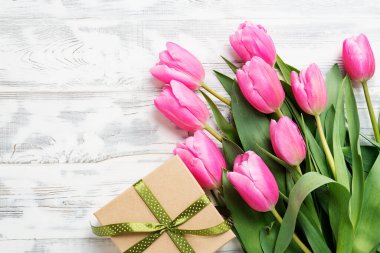 Taze pembe laleler. Beyaz arka planda bir buket bahar çiçeği.