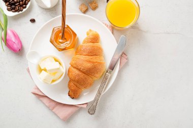 Taze kruvasanla nefis bir kahvaltı..