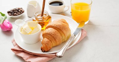 Taze kruvasanla nefis bir kahvaltı..