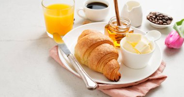 Taze kruvasanla nefis bir kahvaltı..