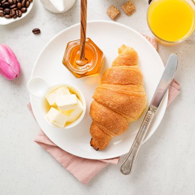 Taze kruvasanla nefis bir kahvaltı..