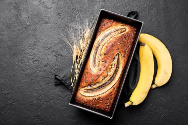 Kahvaltıda ev yapımı sağlıklı muzlu ekmek ya da kek..