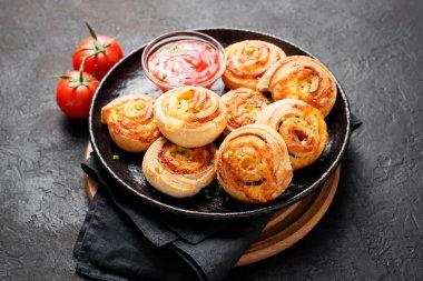 Pastırmalı ve peynirli börek. .