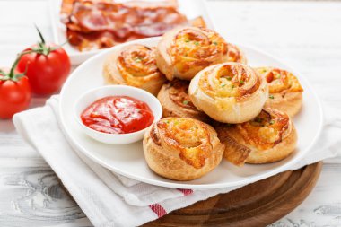 Pastırmalı ve peynirli börek. .