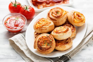 Pastırmalı ve peynirli börek. .