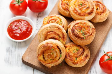 Pastırmalı ve peynirli börek. .