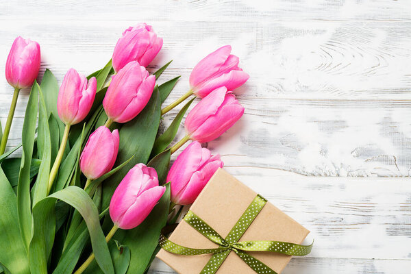 Свежие розовые тюльпаны. Букет весенних цветов на белом фоне