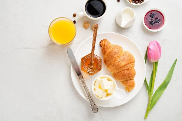 Läcker Frukost Med Färska Croissanter — Stockfoto