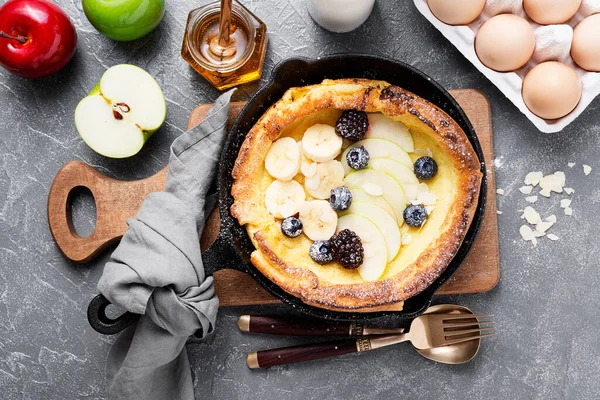 Nederlandse Baby Pannenkoek Met Appels Banaan Verse Bessen Poedersuiker Amandelen — Stockfoto